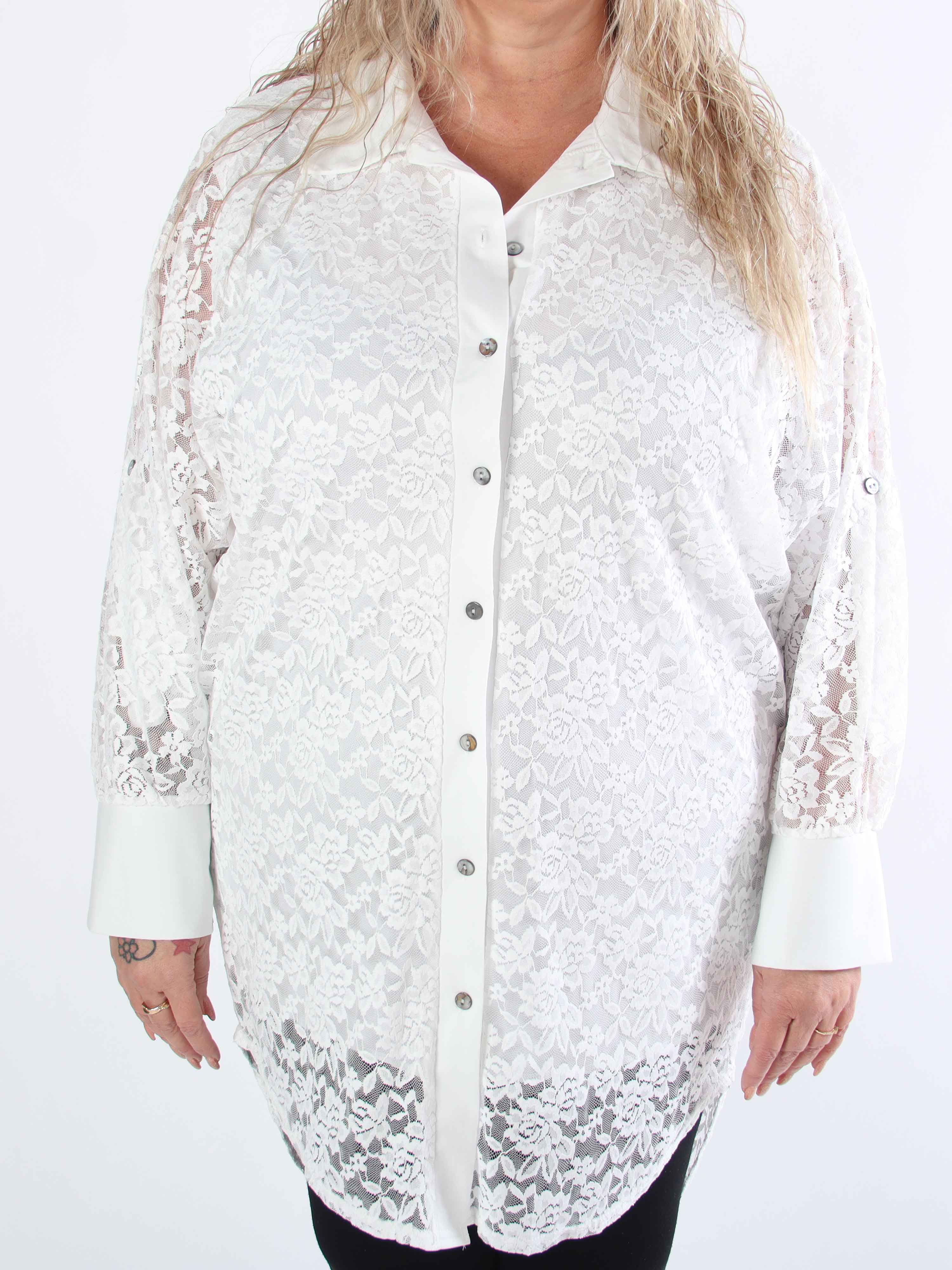 Katherine - Sød plus size skjorte i blonder